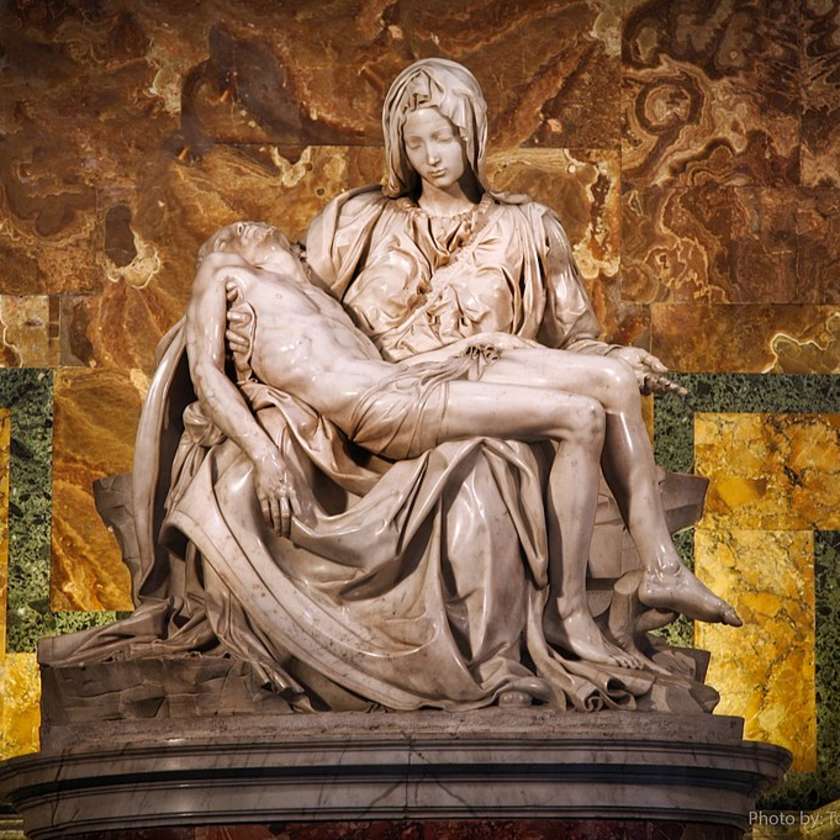 michaelangelo's la pietà statue at st peter's basilica