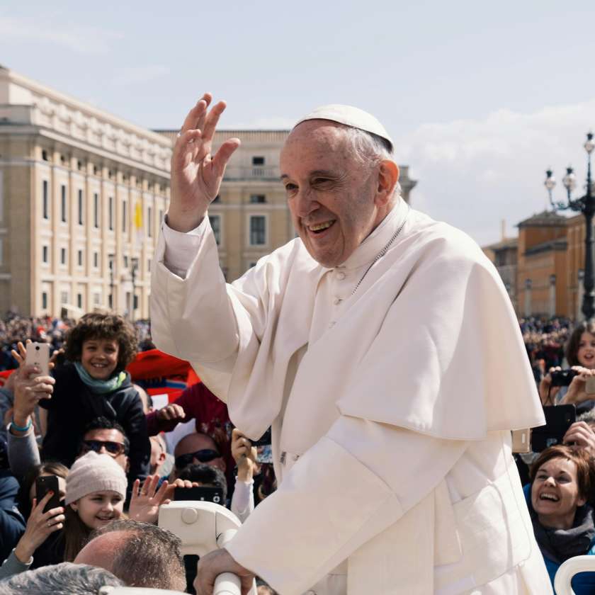pope francis waving to a crowd