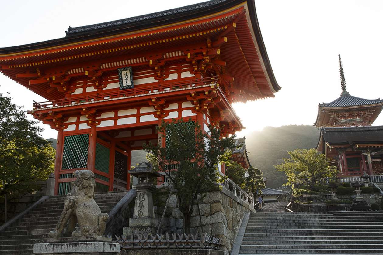 shinto-and-buddhist-priests-at-wakakusayama-yaki-fire-festival-in