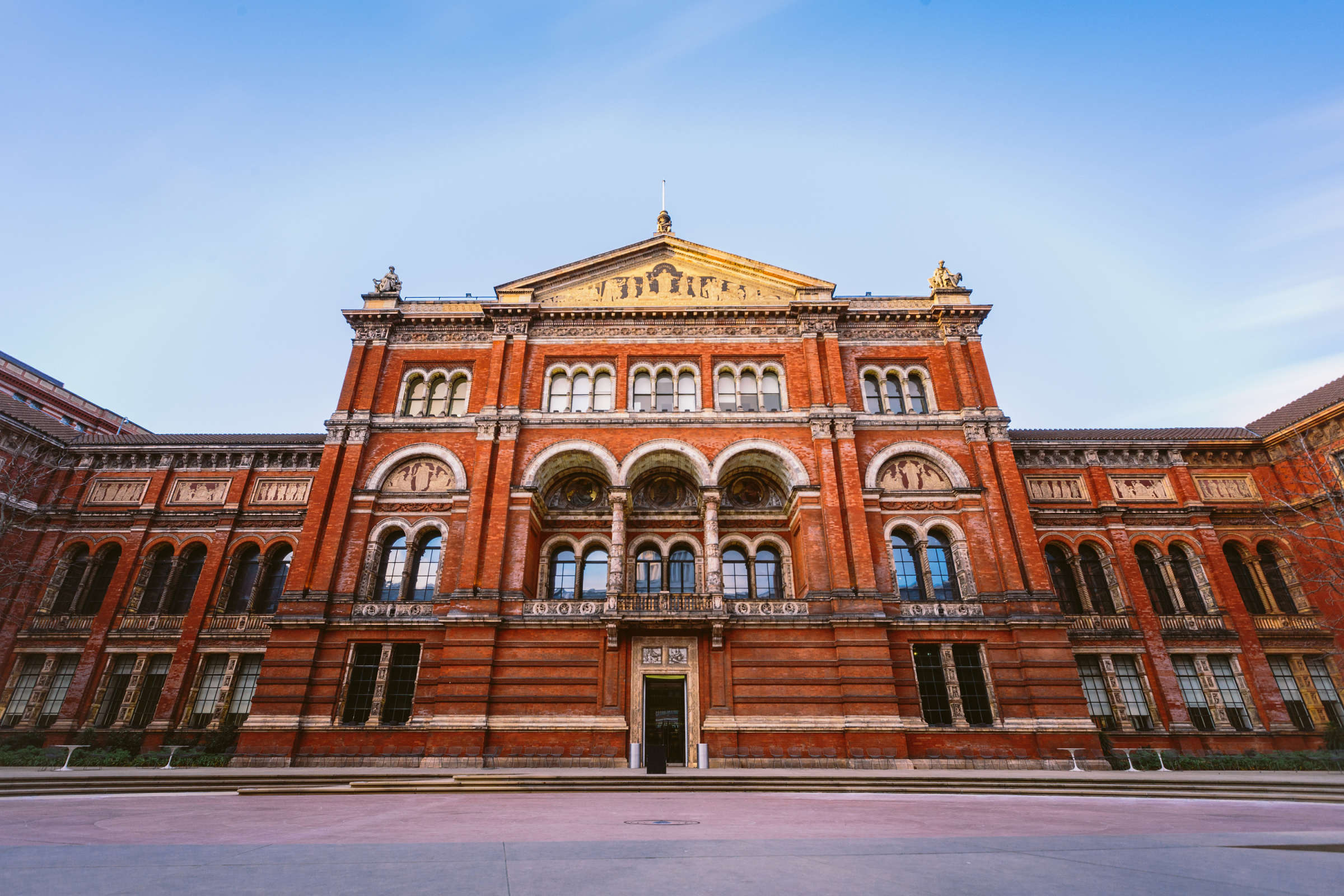 2023 Private Walking Tour of the Victoria and Albert Museum