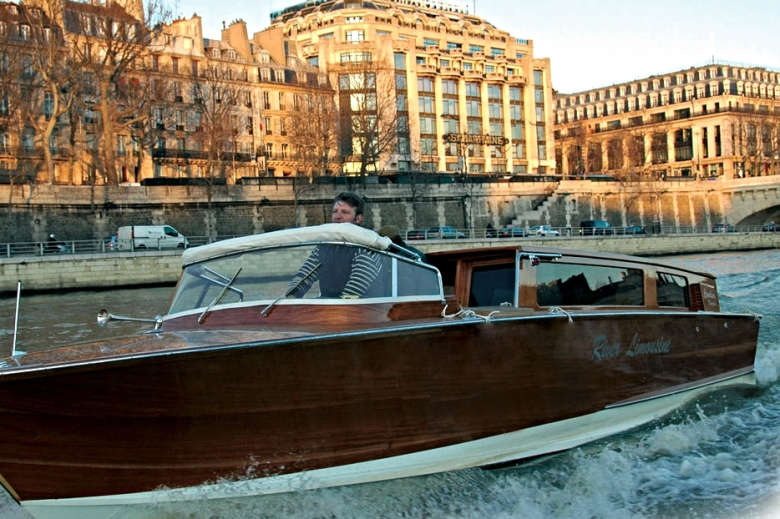 Paris River Cruise Tour by Private Luxury Yacht