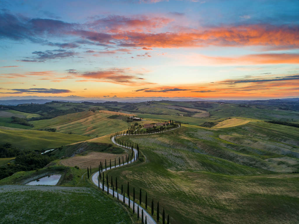 https://cdn.contexttravel.com/image/upload/v1614786734/blog/This%20March%20In%20Context:%20Fascinating%20Virtual%20Seminars%20You%27ll%20Love/tuscany.jpg