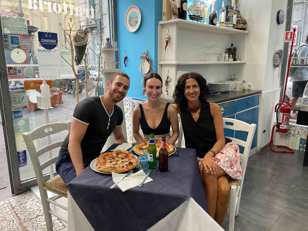 Elon, Hannah and their Context guide Fiorella.