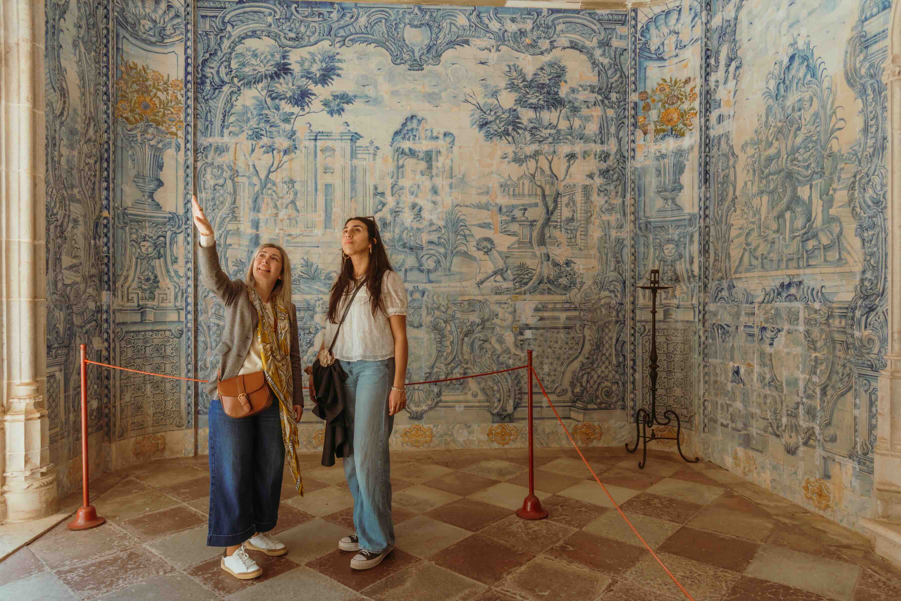 A Context Guide shows the wonders of the National Palace to her group
