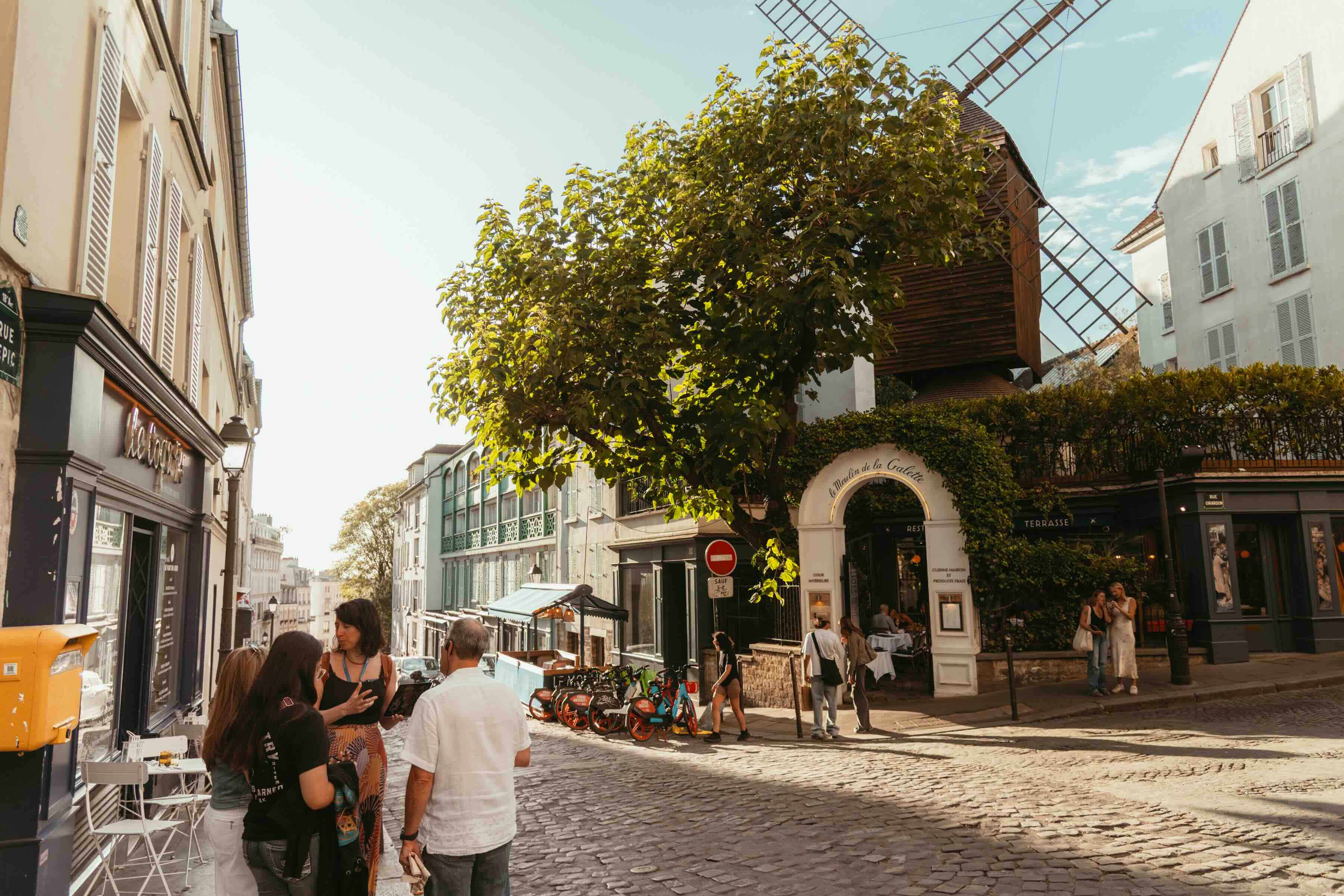 A Context Guide shows the delights of Montmartre