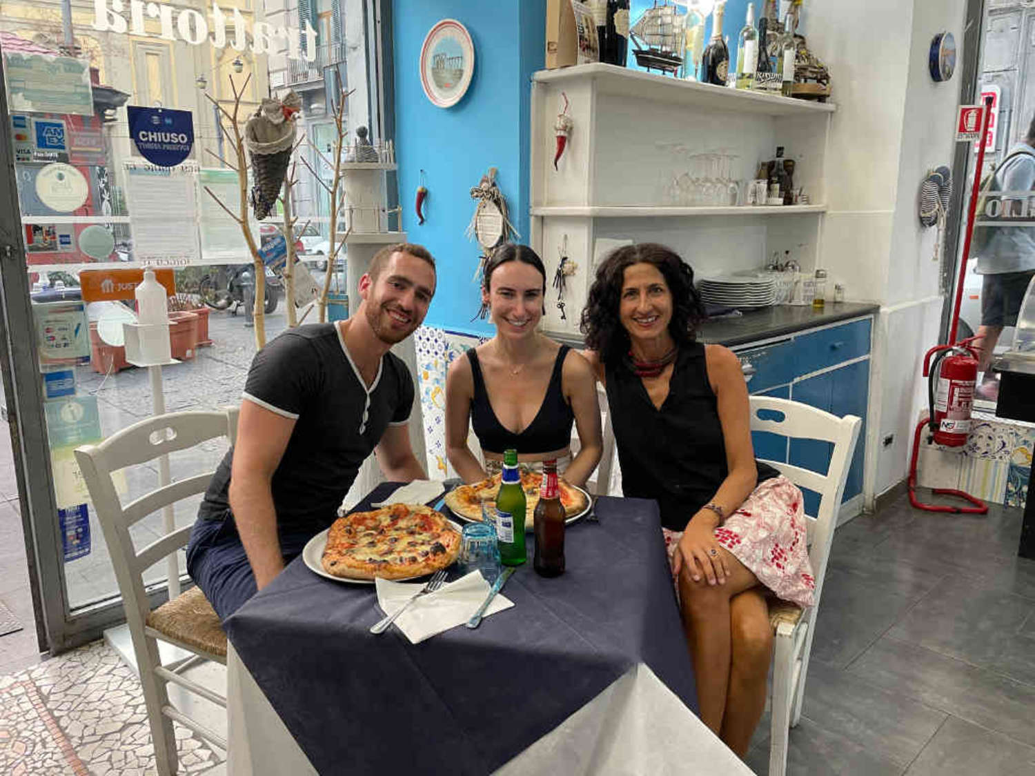 Elon, Hannah and their Context guide Fiorella.