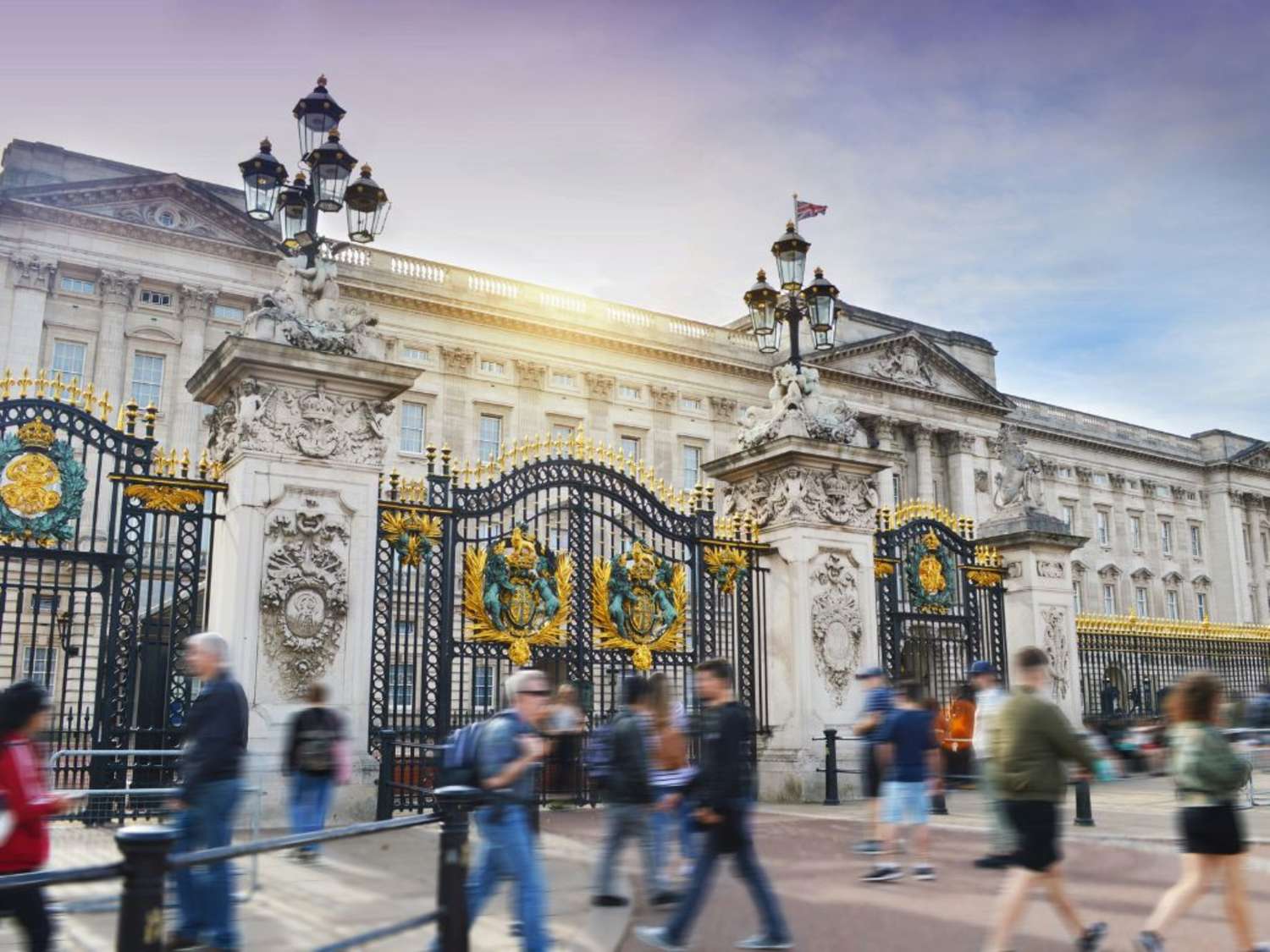 Travelers walking in front of Buckingham Palace in timelapse