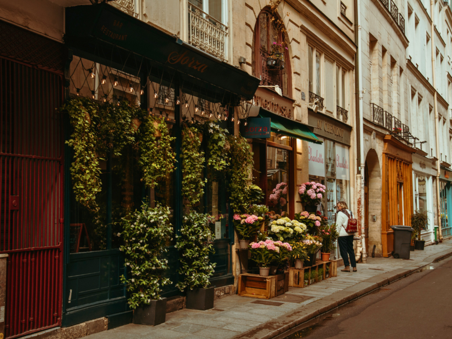 Exploring through the best neighborhoods in Paris